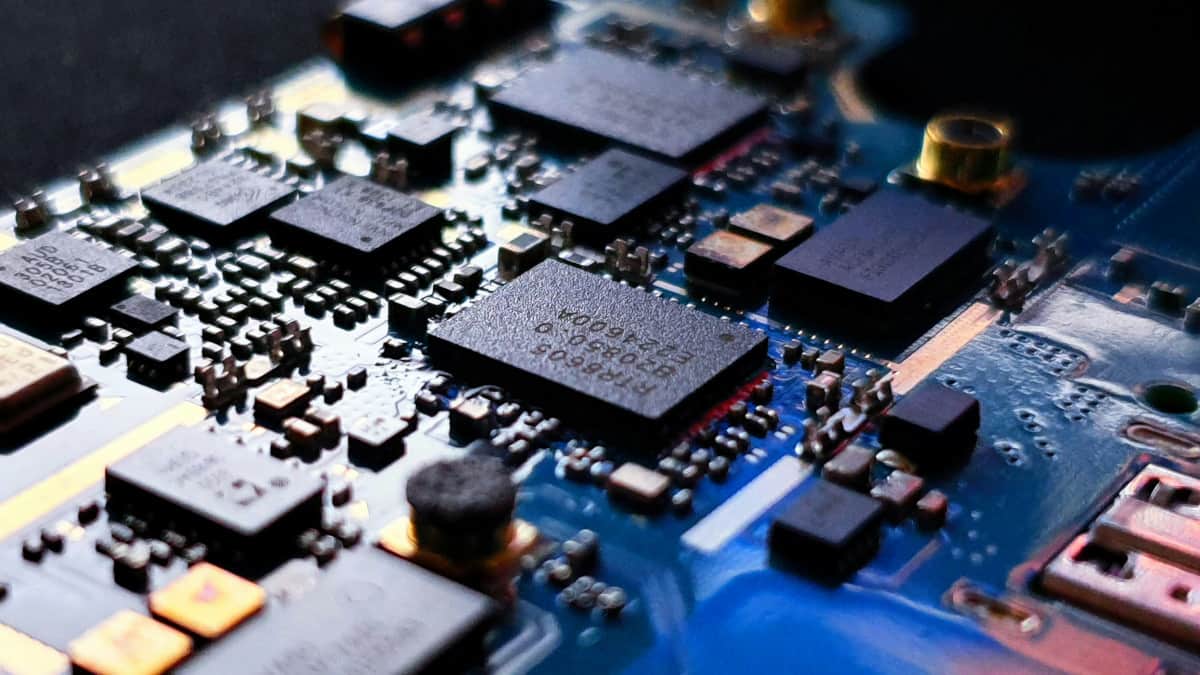 How to Store Electronics in a Storage Unit
